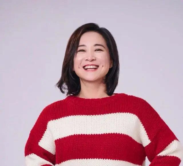 贾玲新片《转念花开》青岛杀青，反传销题材定档暑期档：情报图